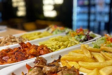 Halal Hähnchengerichte mit Pommes und Salat - Henpoint Ulm Restaurant