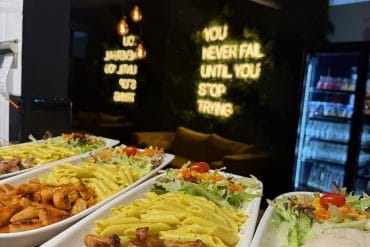Halal Hähnchengerichte mit Pasta, Salat und Beilagen - Henpoint Ulm Restaurant